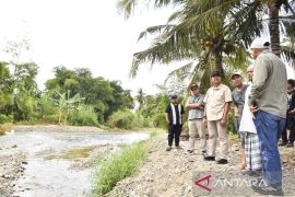 Respons aduan warga, Pemkab Madina perkuat tanggul di Siabu