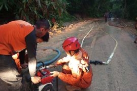 Longsor Ciamis hari ini: Jalan Cimaragas-Cidolog ditutup, BPBD lakukan pembersihan