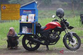 Ngabuburit sambil membaca buku di perpustakaan keliling di Kota Kediri