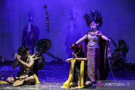 Pertempuran lima ksatria dalam Dayak Opera Nyai Nyalong Apoi