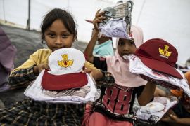 Relawan  salurkan seragam ke siswa terdampak banjir di daerah terisolir