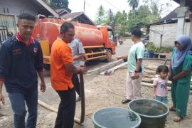 Pemkab Dharmasraya salurkan air bersih untuk warga terdampak kekeringan