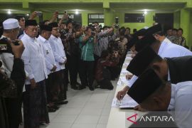 Menteri ATR/Kepala BPN serahkan sertifikat tanah wakaf