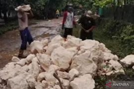 Warga Muaragembong Bekasi perbaiki jalan rusak secara swadaya