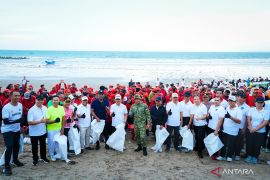 Pemkab Badung gelar aksi korve bersihkan sampah di Pantai Kuta