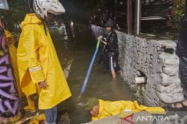 Pemkot Makassar kerahkan personel atasi banjir di jalan nasional