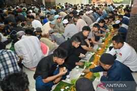 Tradisi megibung saat berbuka puasa masyarakat muslim Bali