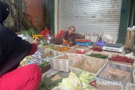 Warga keluhkan mahalnya harga kebutuhan pokok di Pasar Ampera