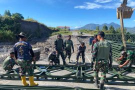 TNI bangun jembatan di Bener Meriah percepat pemulihan wilayah bencana