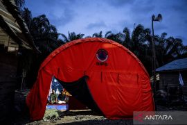 Rayakan dalam kesederhanaan di tenda pengungsi