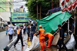 Pemkot Jakpus tertibkan PKL yang gunakan trotoar dan bahu jalan