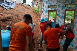 BPBD Bandarlampung lakukan penanganan dampak cuaca ekstrem di sejumlah lokasi