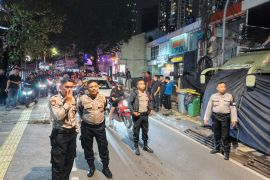 Polisi mengamankan lokasi syuting Lisa BLACKPINK di kafe kawasan Kemang Jakarta