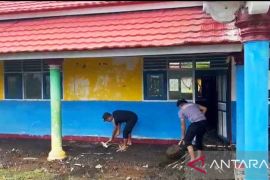 Polres Bima turun tangan! Sekolah dan rumah warga tambora dibersihkan