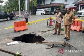 Pemkot Semarang tangani lubang besar di Jalan Dokter Wahidin akibat tanah ambles