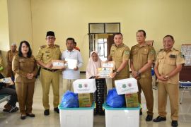 Pemkab Kapuas serahkan bantuan untuk korban bencana