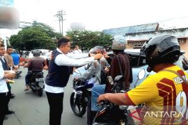 Polda Gorontalo bagikan takjil disertai pesan jaga kamtibmas