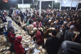 Buka puasa gratis di Masjid Al Hakim Padang