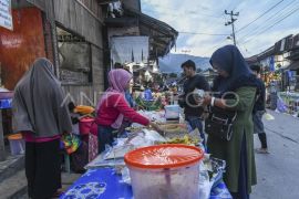 Pasar takjil di wilayah terdampak bencana alam Malalo