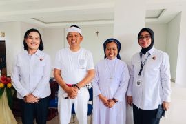 Polda Jabar mendampingi KDM menjemput 12 wanita diduga korban TPPO di NTT