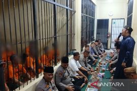 Polres Bangka Selatan buka puasa bersama tahanan