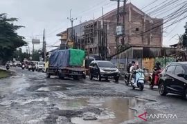 Pemkab Bekasi prioritaskan perbaikan infrastruktur jalan pastikan kenyamanan pemudik