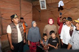 Wagub Sumbar serahkan bantuan bedah rumah untuk warga Tigo Nagari Pasaman