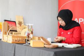 Rumput liar Karawang tembus pasar China lewat seni bunga tekan