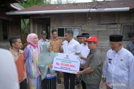 Wagub Sumbar Serahkan Bantuan Bedah Rumah di Agam dan Bukittinggi
