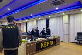 Pastikan bebas narkoba, Kapolda Kepri dan 32 pejabat utama jalani tes urine