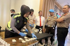 Pastikan bebas narkoba, ribuan personel Polda Riau tes urine mendadak