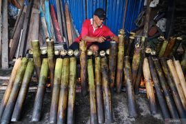 Serba-serbi Ramadhan: Pembuatan lemang beras ketan di Pontianak