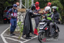 Pemandangan tak biasa! Superhero serbu jalanan Cimahi, tebar 100 takjil untuk warga di Bulan Ramadhan 1447 H