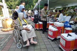 Tinggalkan jas, Jamaah Haji Mataram 2026 pakai rompi &amp; syal