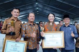 Bupati Annisa terima Penghargaan Upakarya Wanua Nugraha, Nagari SUngo Duo juara Pertama Tata Kelola Pemerintahan Desa Nasional