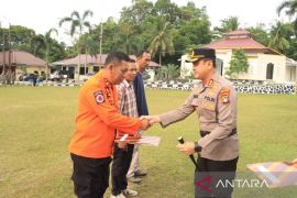 Kapolres Bangka berikan penghargaan penanganan korban tambang