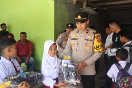Polda salurkan bantuan perlengkapan sekolah bagi siswa di Kolaka