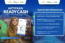Bank Kalsel bagi voucher Rp100 ribu di pasar wadai Ramadhan Banjarmasin.