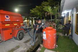 Distribusi air bersih ke huntara di Padang