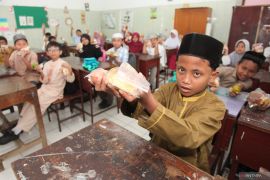 Makan Bergizi Gratis pada bulan Ramadhan di Surabaya