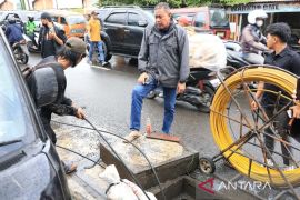 Wali Kota Bekasi setop proyek galian pemasangan kabel optik, diduga tidak berizin
