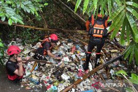 Anak 4 tahun hanyut di drainase Lombok Timur, Tim SAR turun tangan