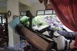 Bangunan SD di Denpasar rusak terdampak longsor