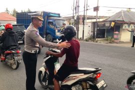 Ditlantas Polda Gorontalo bagikan takjil sambil edukasi pengendara