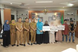 Anak-anak terdampak kekerasan di HSS terima beasiswa pendidikan