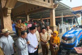 Anggota DPR salurkan bantuan traktor ke petani di Sidoarjo