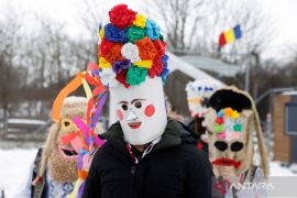 Festival Cuckoo's Day di Rumania tampilkan kostum bertopeng sambut datangnya musim semi