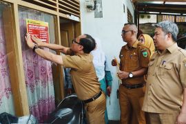 Pemkot Padang Panjang tempel stiker keluarga miskin secara bertahap