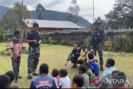 Prajurit Satgas Yonif 511 mengajar pengetahuan umum anak-anak Lowanom di Lanny Jaya