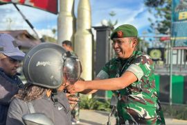 Kodim 1702/Jayawijaya perkuat toleransi melalui pembagian takjil